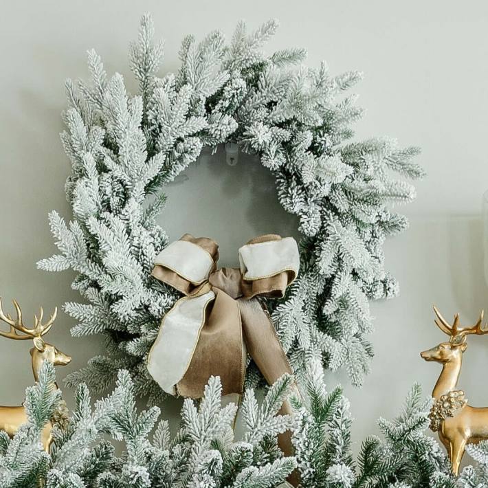 King of Christmas Accessories 24" Queen Flock Wreath with Warm White LED Lights (Battery Operated) DBVN51
