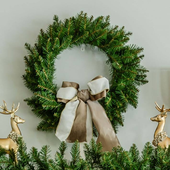 King of Christmas Accessories 24" Yorkshire Fir Wreath with Warm White LED Lights (Battery Operated) DBVN62